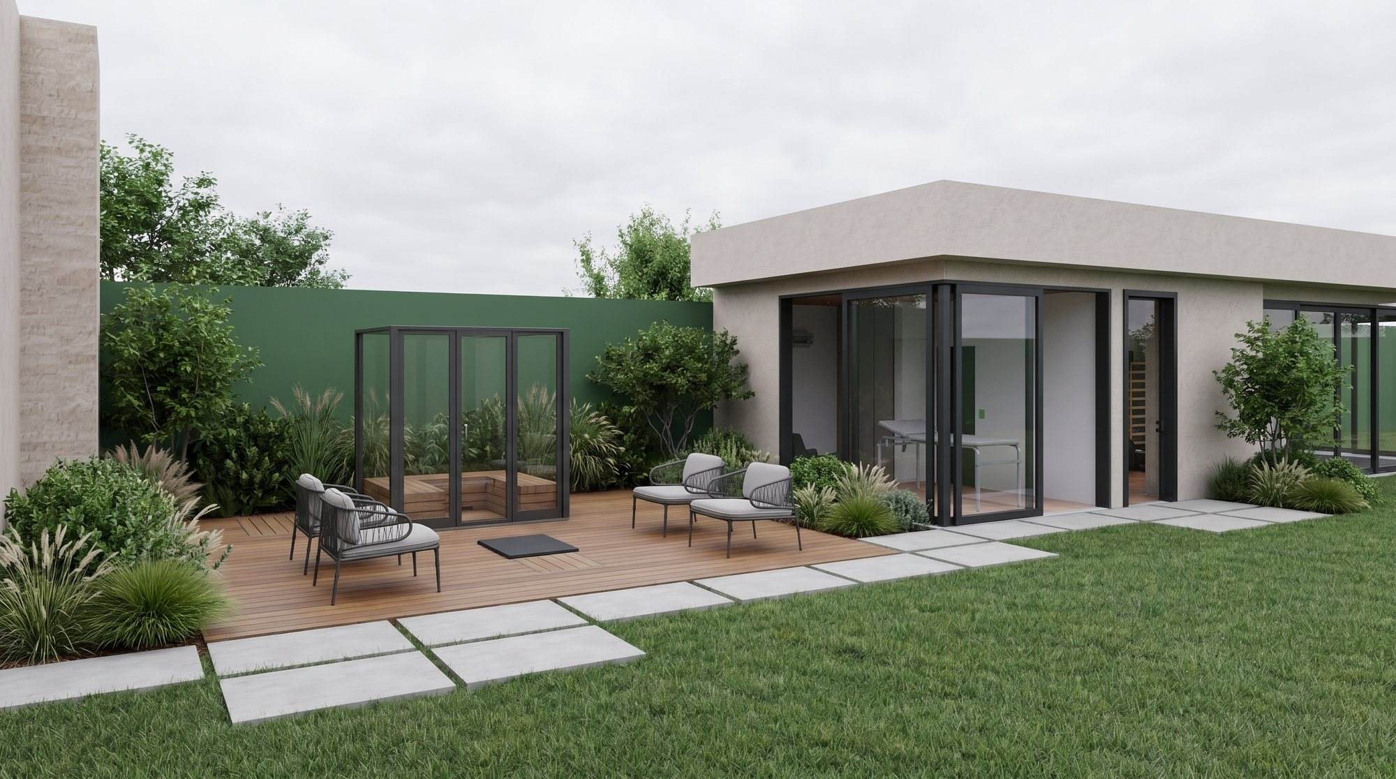 Spa no quintal de casa, com deck de madeira, poltronas externas, área de imersão protegida por caixa de vidro, volume com portas de correr para a sala de massagem, muro verde e paisagismo com gramíneas